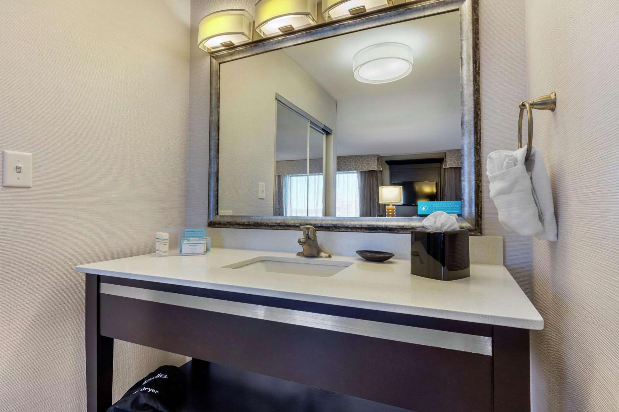 Hampton Inn And Suites Columbus, Ms Екстериор снимка
